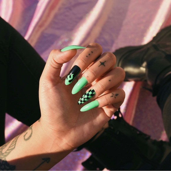 MENTALLY I'M HERE | BLACK AND GREEN NAILS | PRESS ON NAILS - Picture 4 of 4